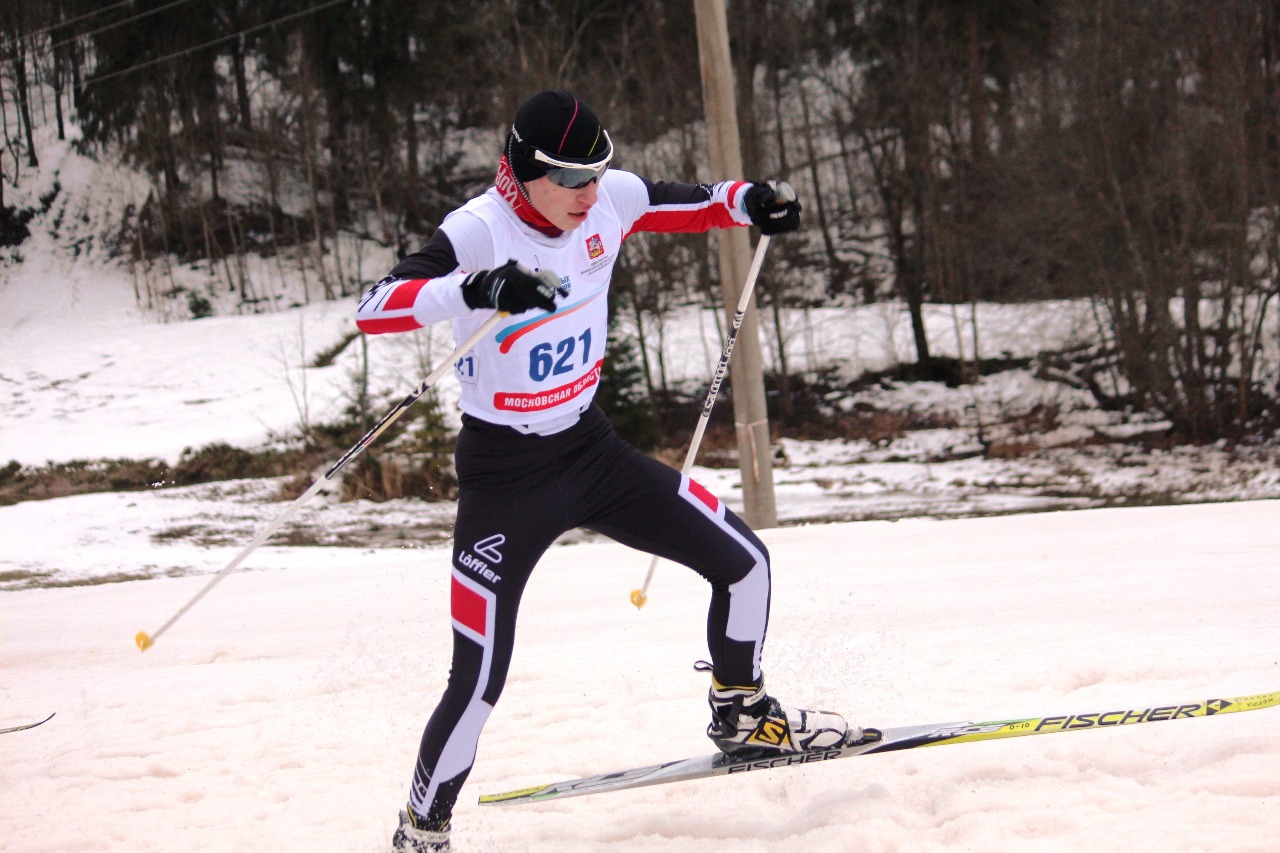 Александр Дуплин уверенно выигрывает гонку.