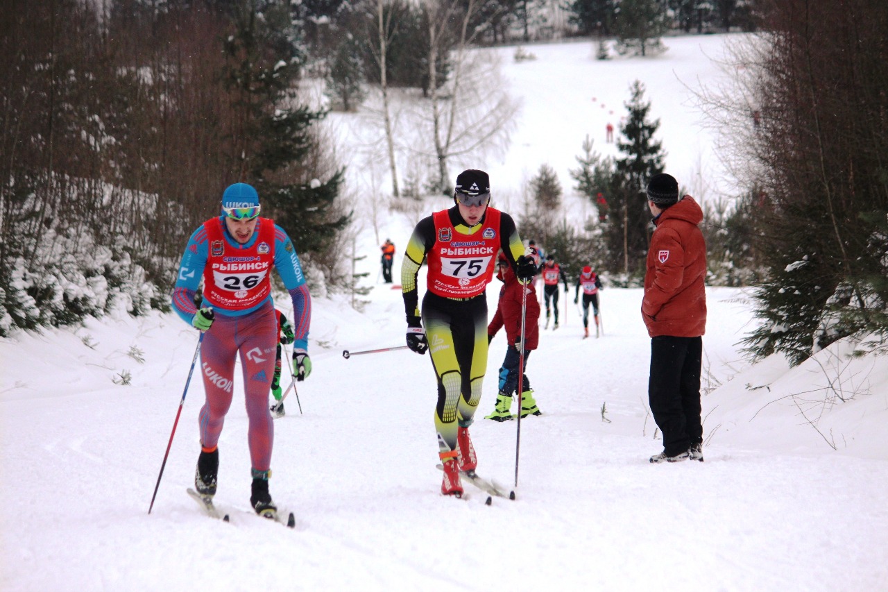 Антон Тимашщов на втором кругу. Параллельно бегут третий круг спортсмены, стартовавшие ранее.