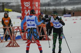 Победитель "Хибинской весны" Алексей Шемякин встречает на финише своего спарринг-партнера Александра Гребенько