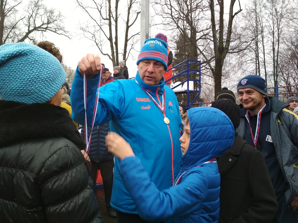 Андрей Анатольевич Волынец, АО "Промфинстрой" берет медаль для себя и для директора спортивного комплекса