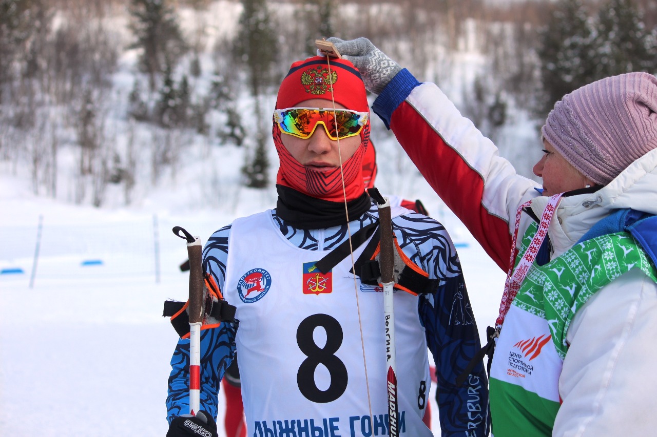 Судьи измеряют рост и длину палок у Александра Волгина (Санкт-Петербург).