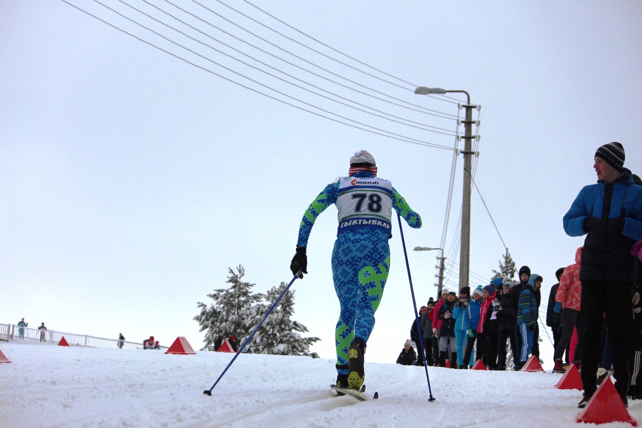 Зрители плотной и болельщики живой стеной выстроились вдоль всего подъема