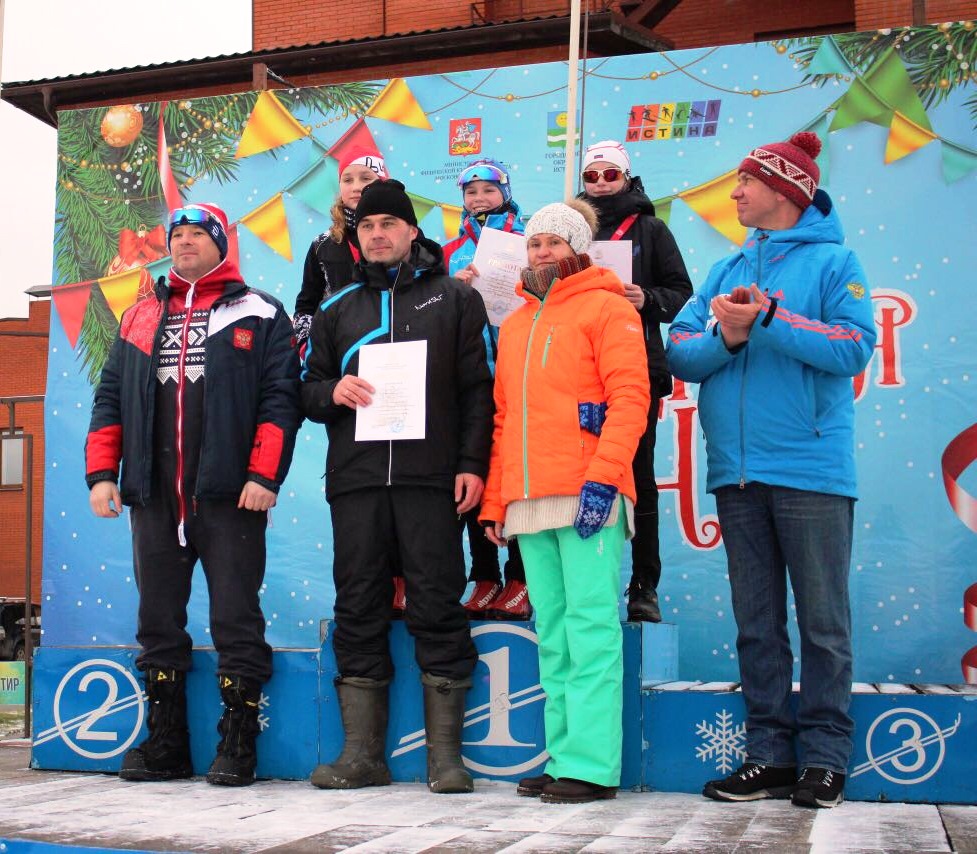 Счастливые победительница и призеры спринта младших девочек на пьедестале.