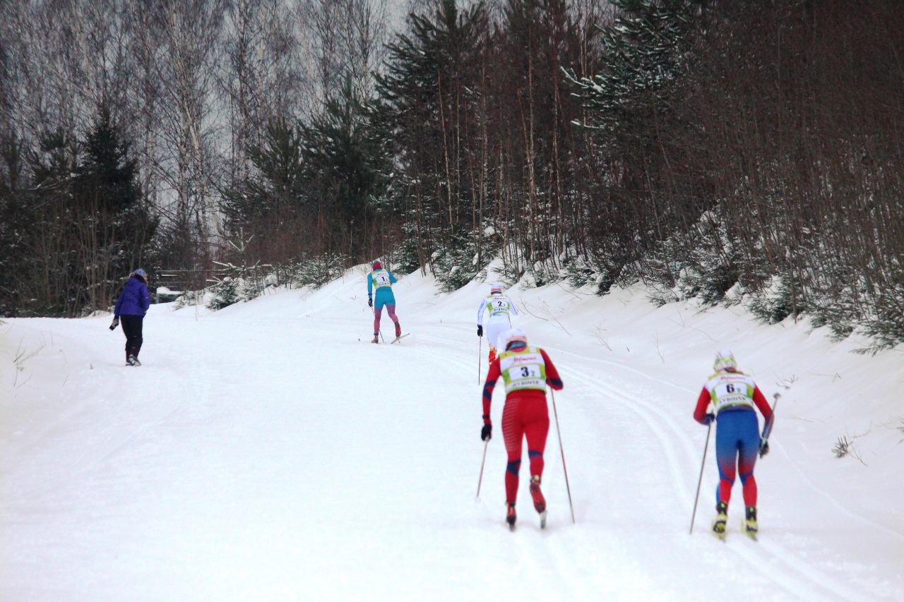 Спортсменки борются на "трубе".