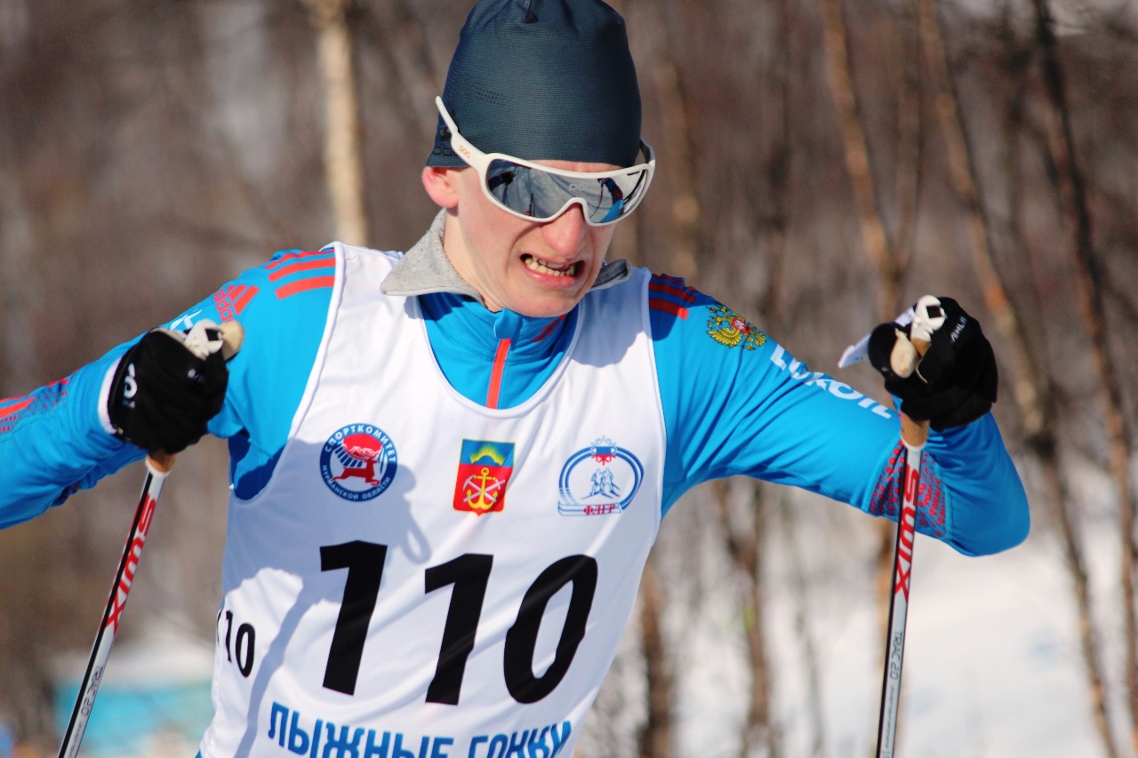 На дистанции Михаил Соснин из Архангешьской области. В гонке на 15 км классикой он показал второй результат, на коньковой "десятке" стал третьим.