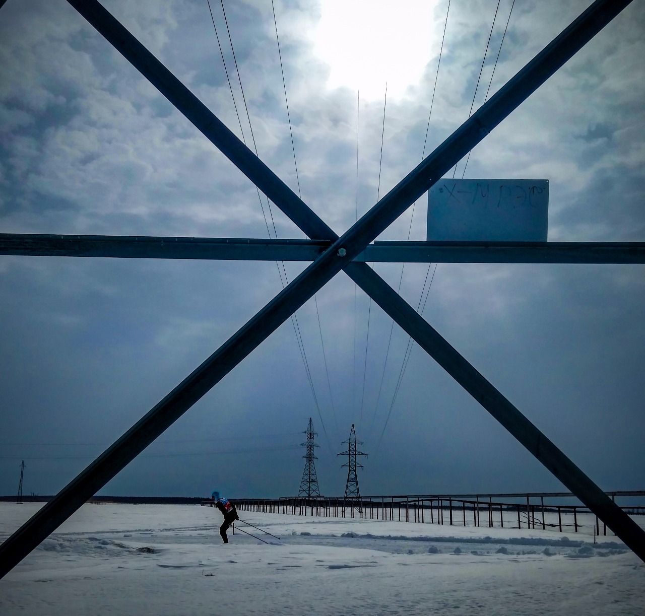 В поисках удачного ракурса фотографу приходилось вскарабкиваться и на такие конструкции...