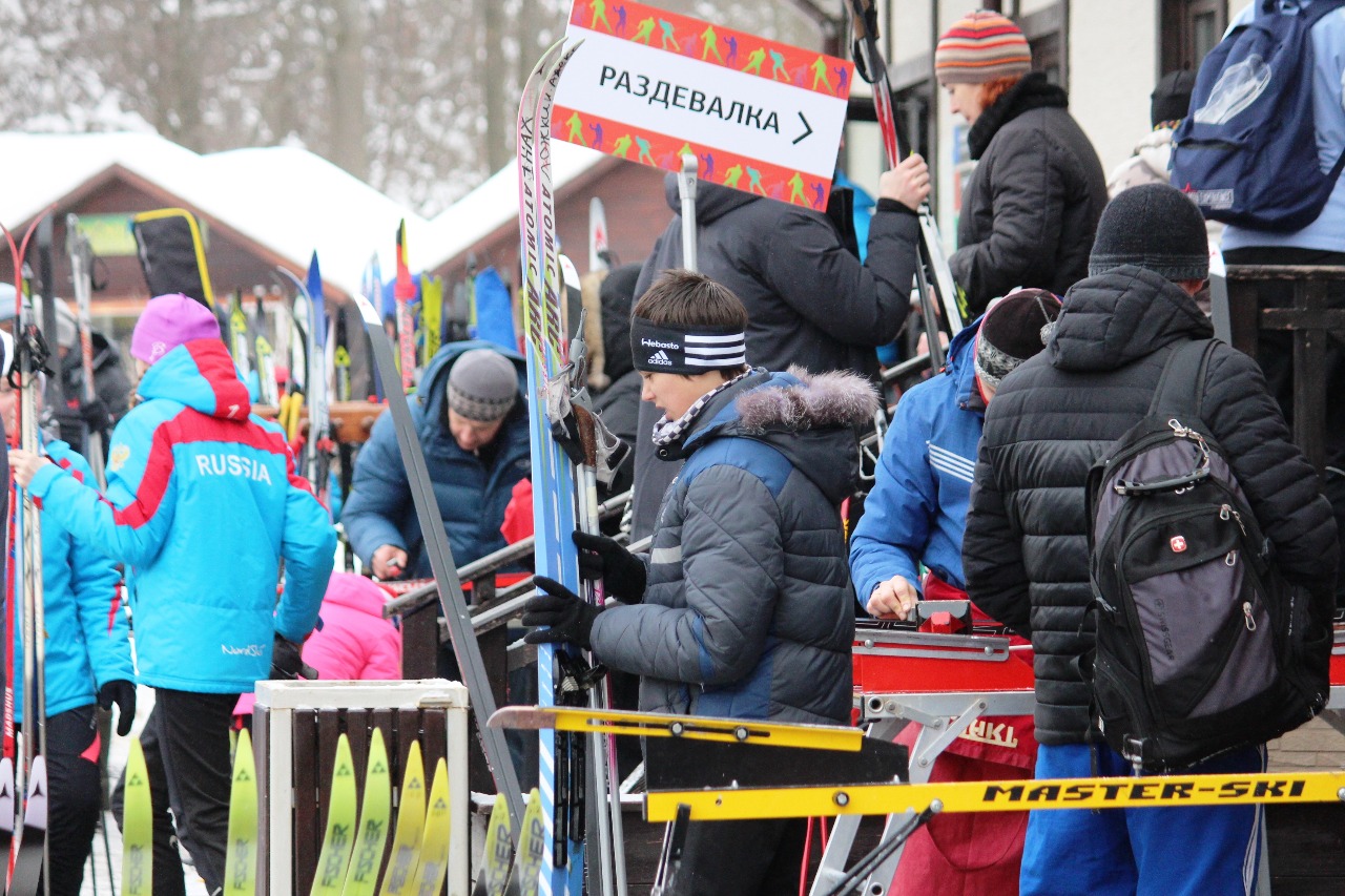 В этот субботний день на лыжном стадионе имени Ларисы Лазутиной было жарко. 