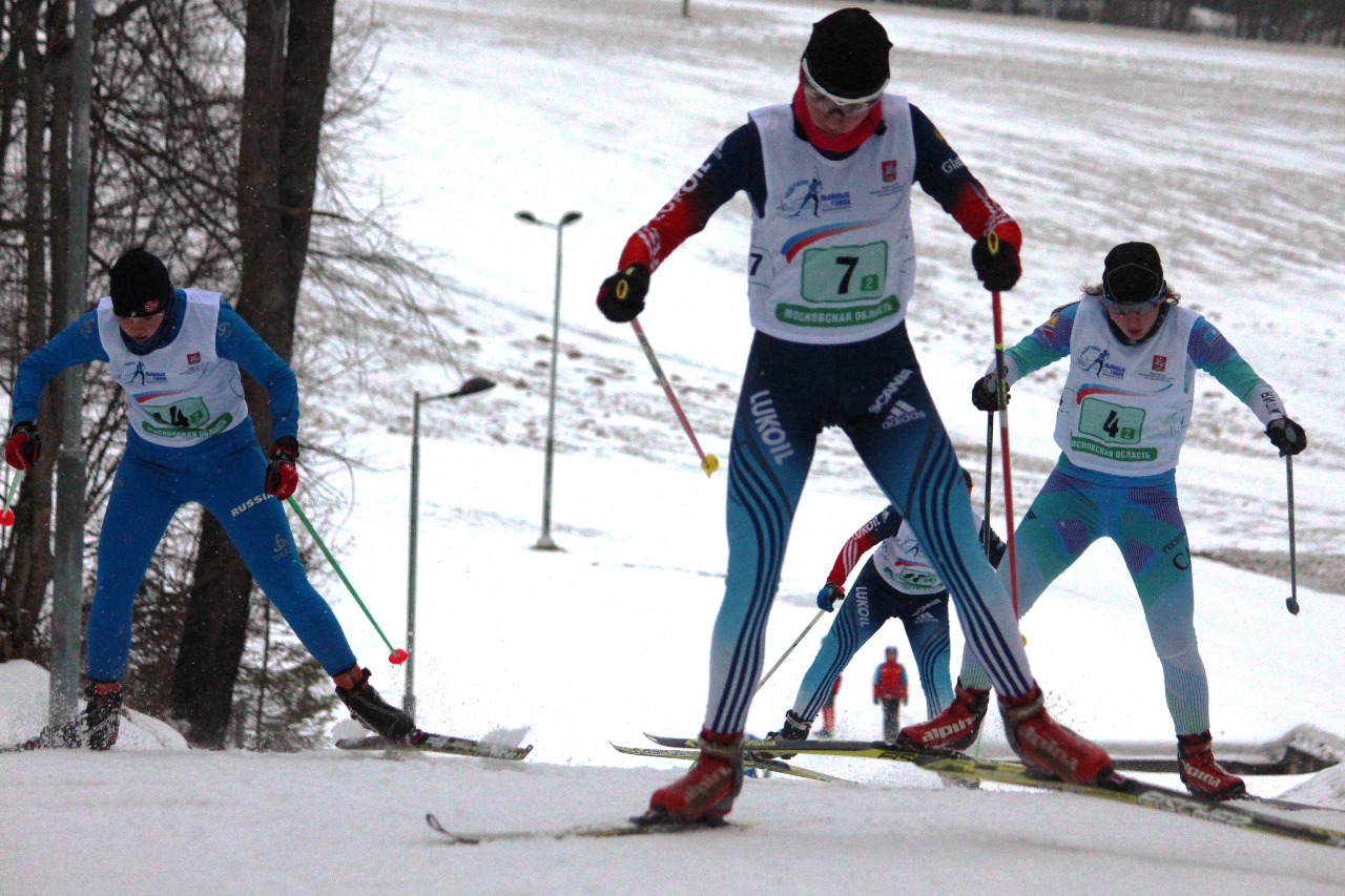 Второй четвертьфинал, лидирует Кристина Белякова.