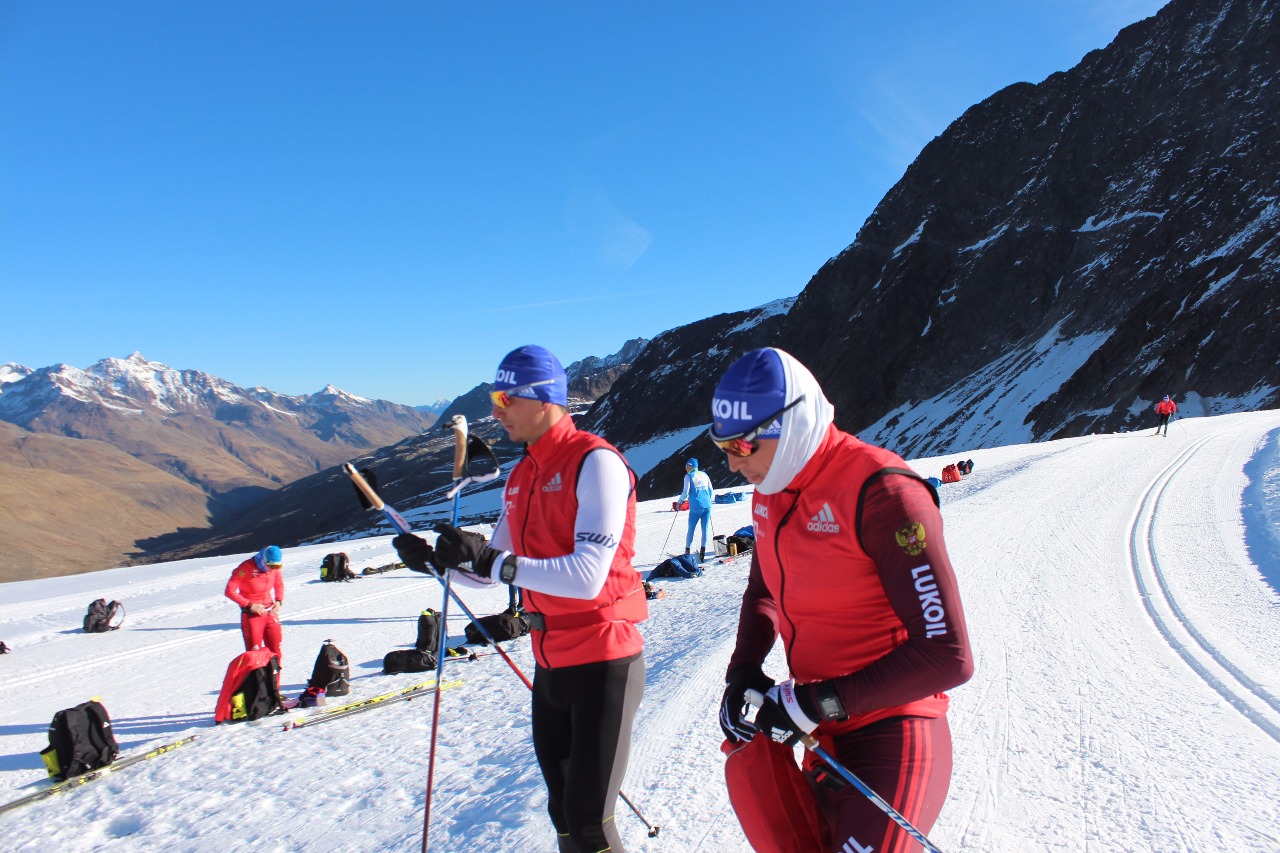 Евгений Белов и Александр Легков - короткая передышка и подпитка между техническими упражнениями.