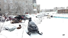 Снегоходы на парковках у МКД в Ловозере, обычная картина зимой.