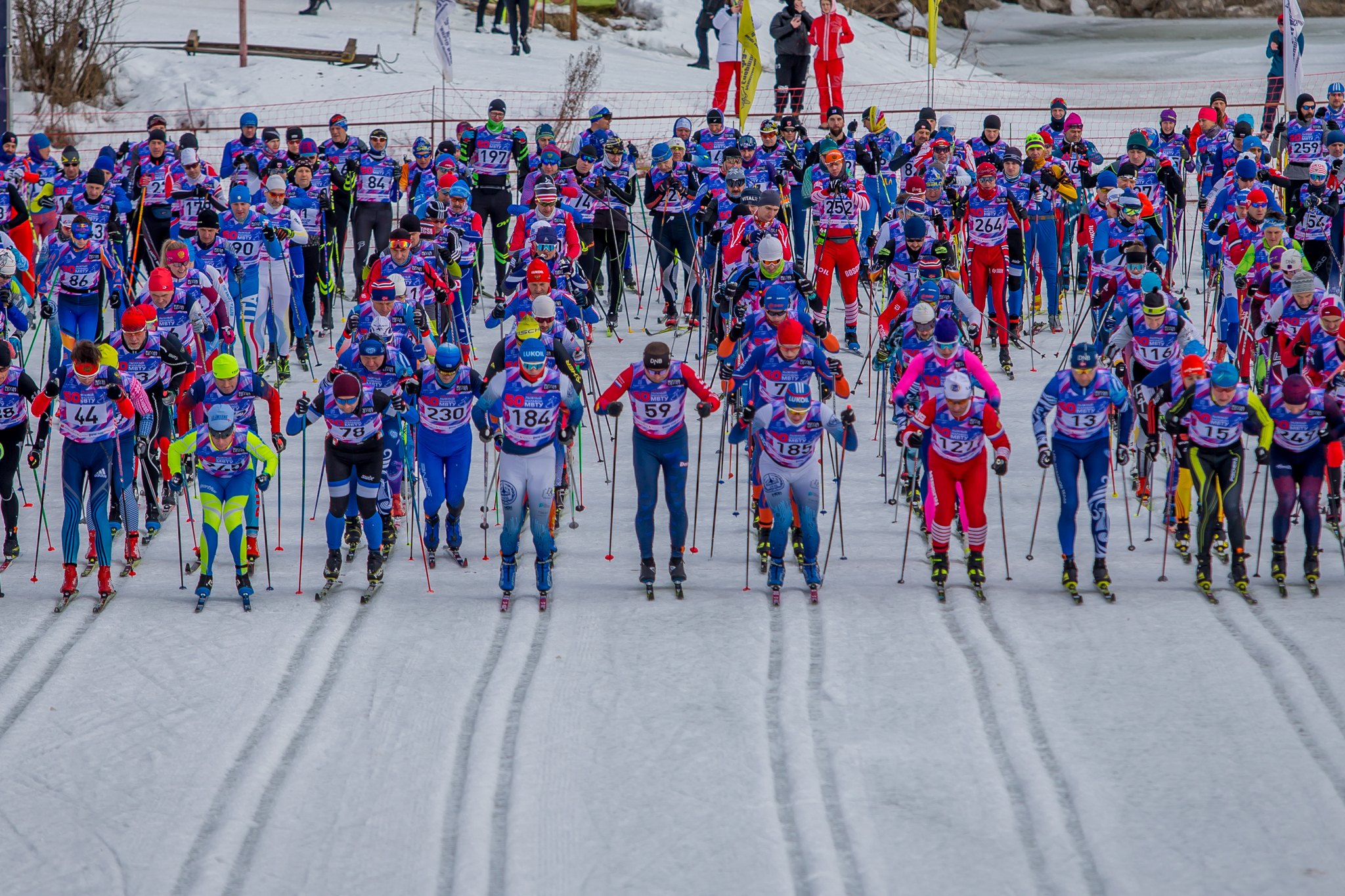 Лыжные гонки начало. Деминский лыжный марафон 2023. Югорский лыжный марафон 2023. Лыжные гонки. Старт лыжных гонок.
