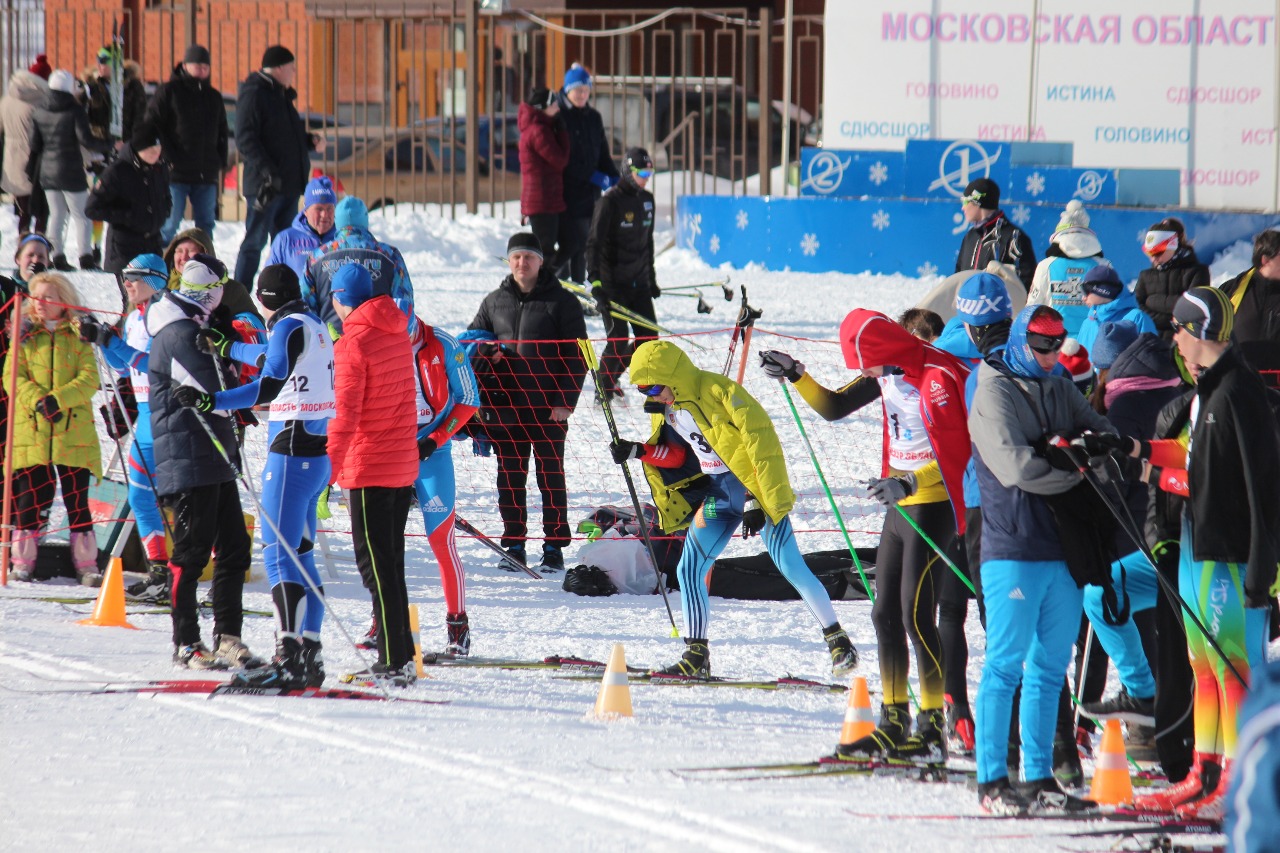 Спортсмены четвертого этапа в ожидании смены.