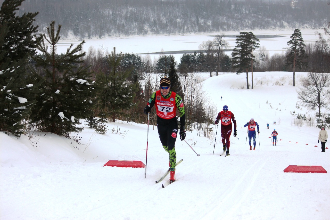 Максим Ковалев и настигающий его Сергей Новиков.