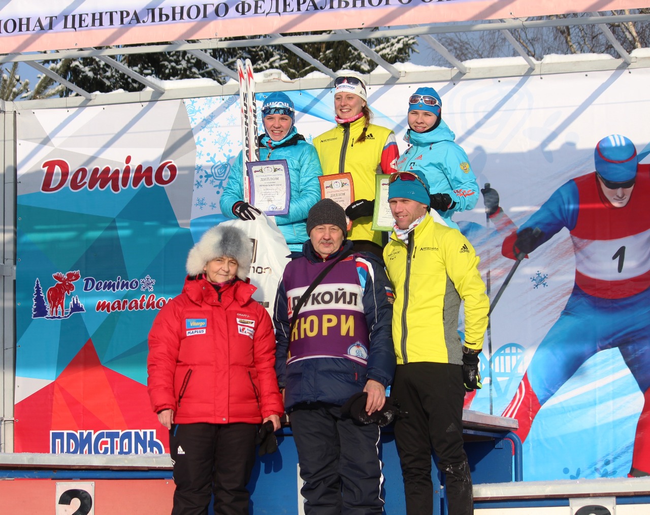 В церемонии награждения приняли участие директор рыбинской СШОР № 4 С.В. Емелина, тех. делегат соревнований В.А.Григорьев и тренер победительницы.