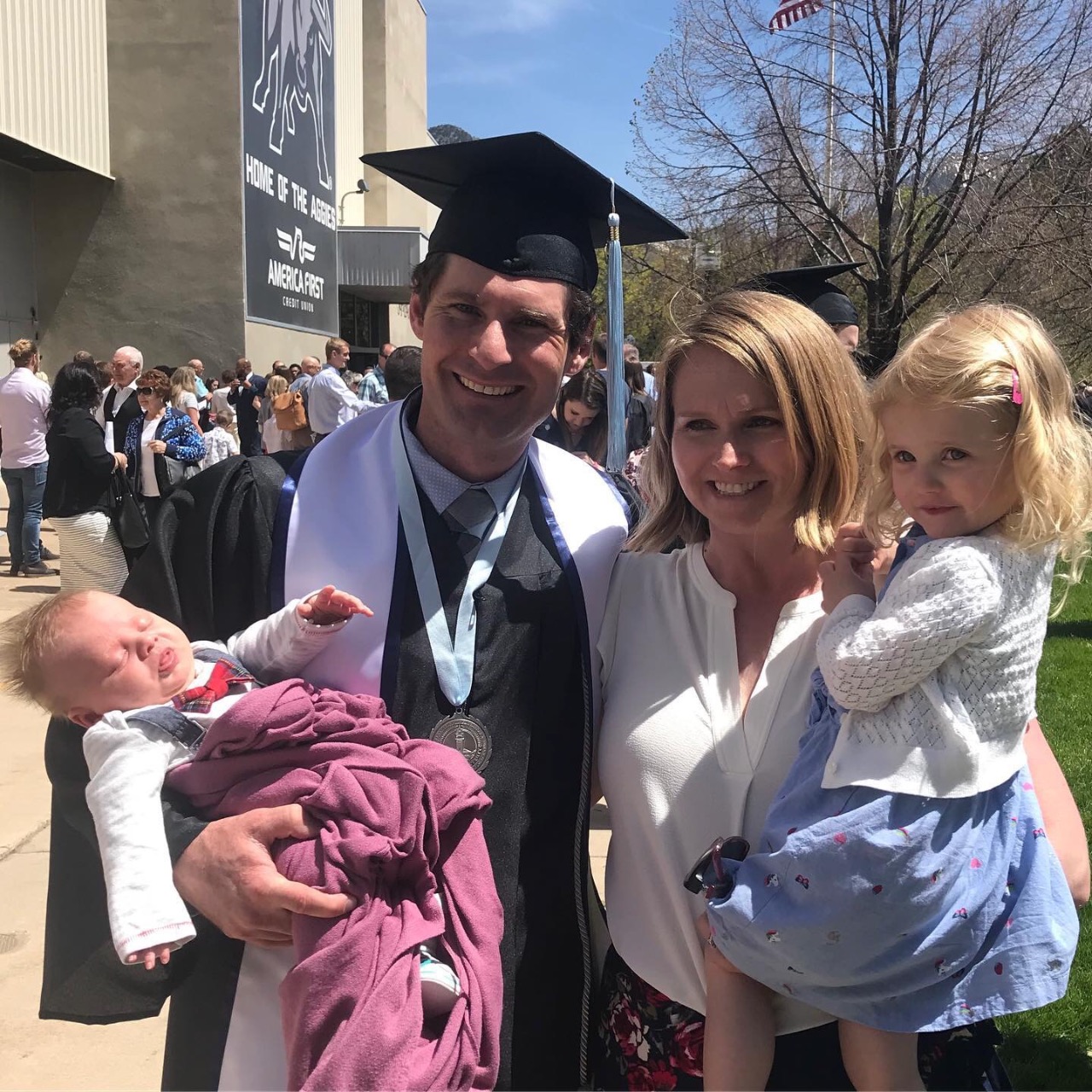 Брайан Флетчер с женой Никки, сыном Беккетом и дочерью Эллери