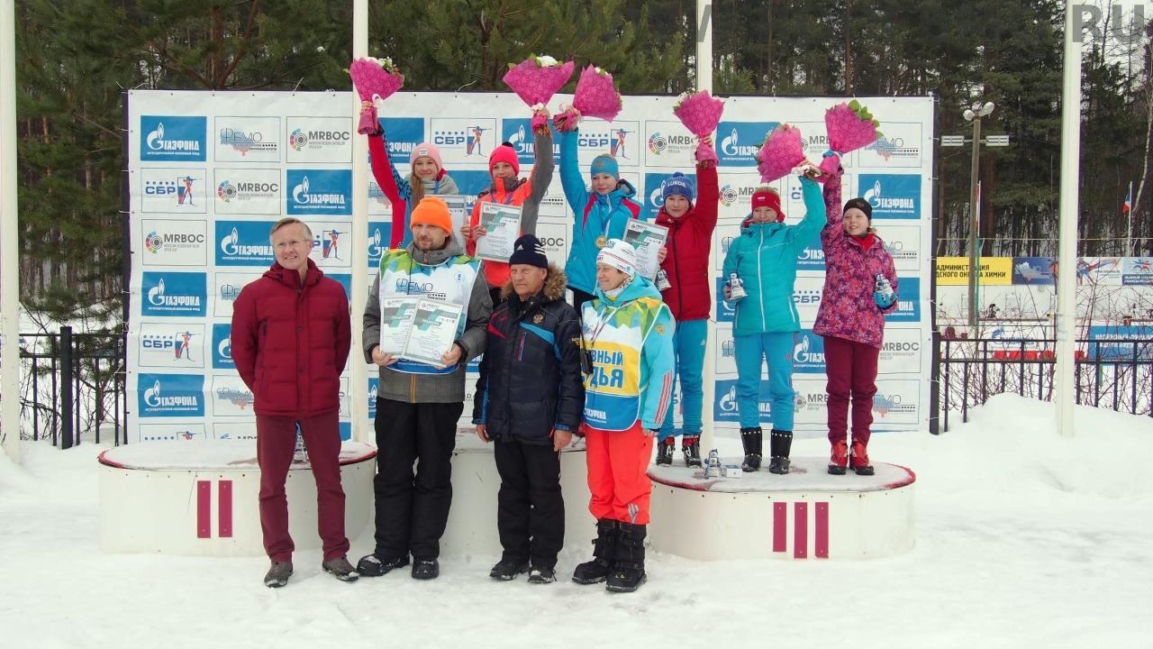 На пьедестале лауреаты масс-старта у девочек.