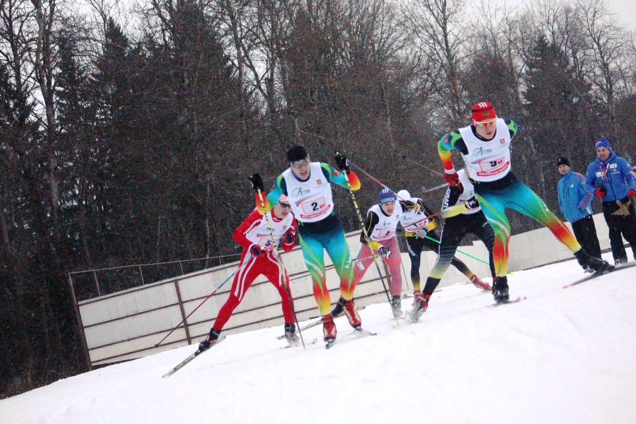 Юноши на разгоне перед спуском.