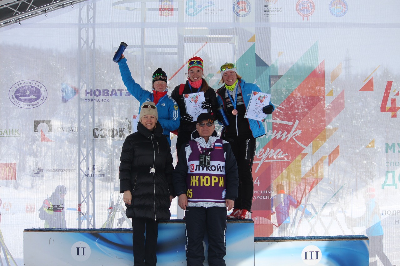Награждение лауреатов гонки на 10 км классическим стилем у женщин. (Слева направо) Анастасия Власова, Полина Сероносова и Валентина Каминская. Награждение провел главный судья соревнований Николай Шилов.