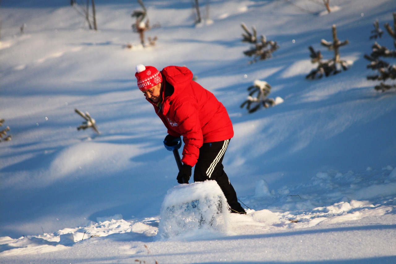 Светлана Владимировна Емелина своими руками подсыпает на спуске просветы, чтобы спортсмены не боялись за свой дорогостоящий инвентарь.
