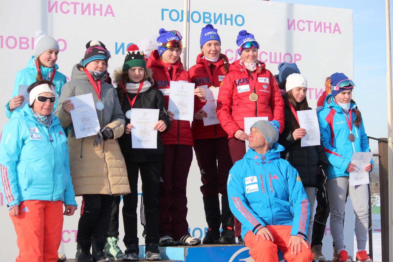 Церемония награждения девушек старшего возраста.