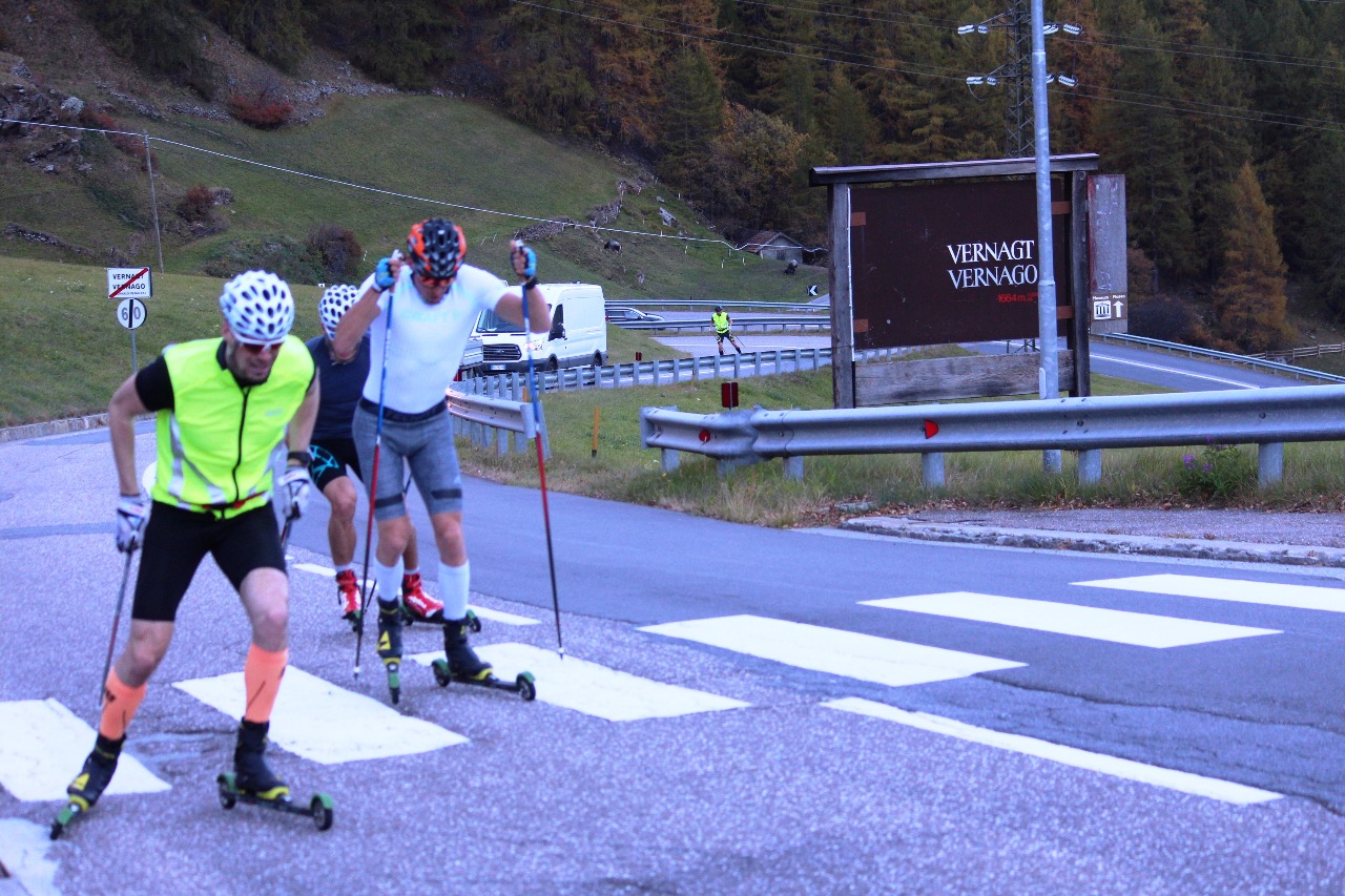 Поселок Вернаго у живописнейшего озера на высоте 1660 метров над уровнем моря.