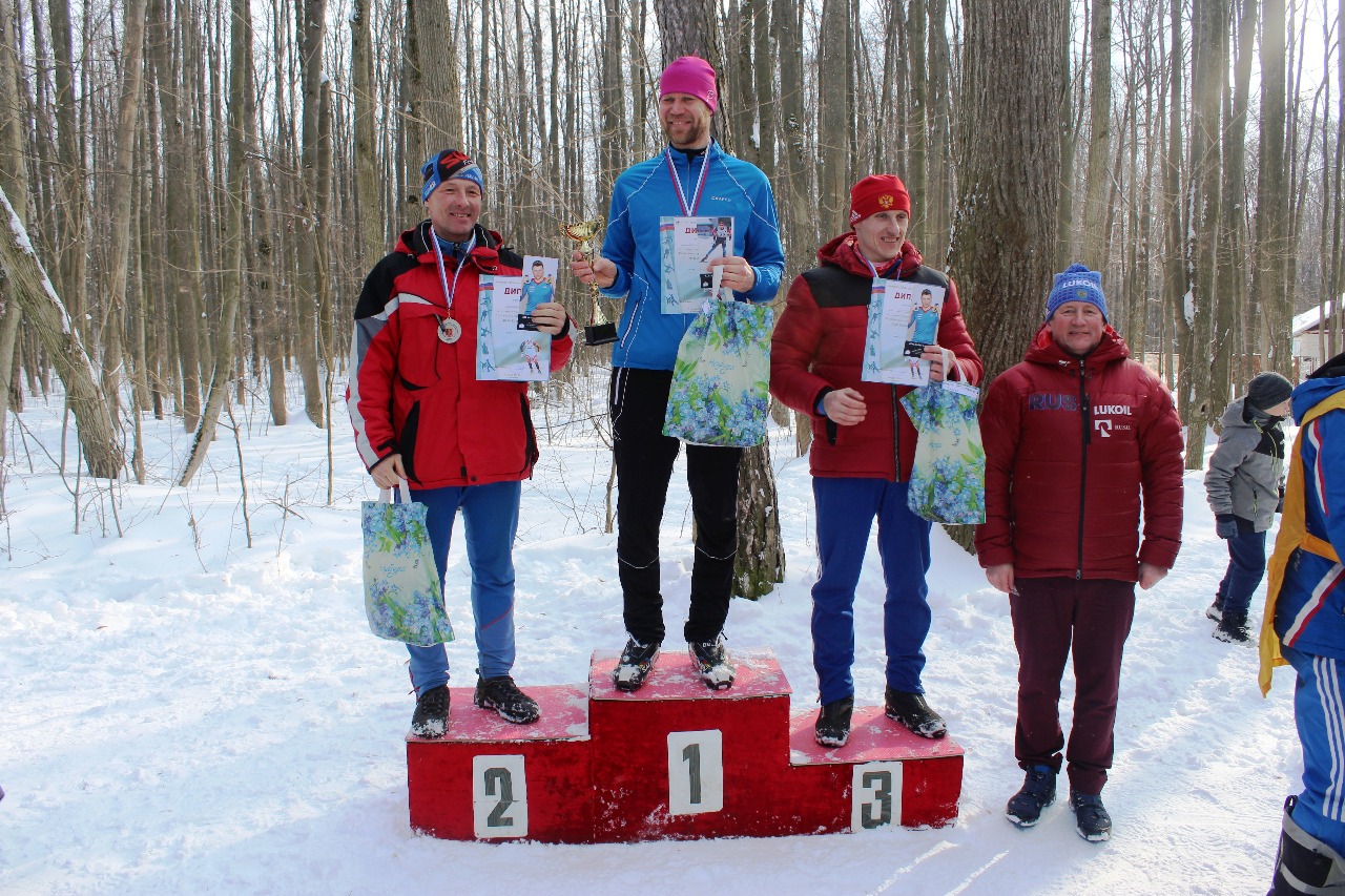 Награждение мужчин-ветеранов.