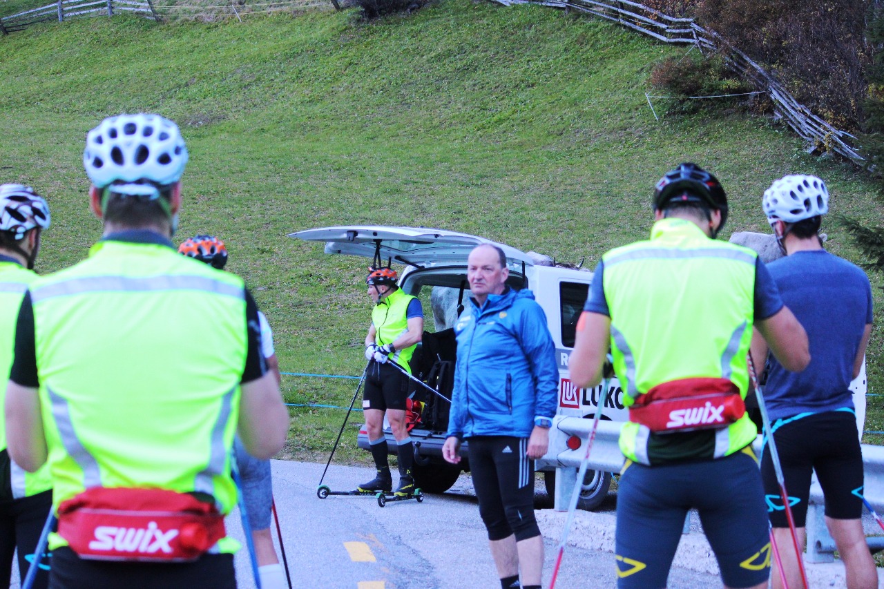 Короткое общение тренера со спортсменами и минутная готовность к новой серии ускорений уже в четвертой зоне интенсивности.