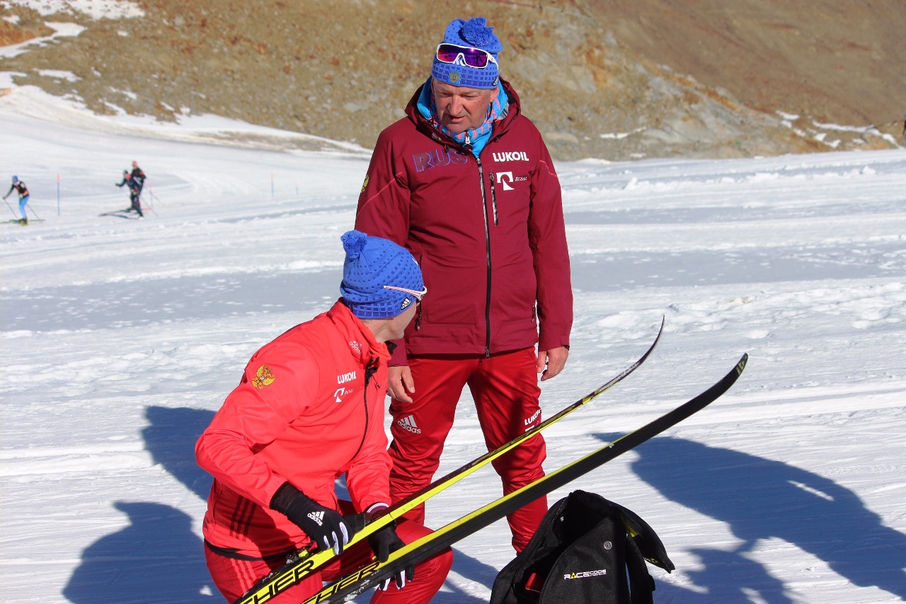 Сергей Устюгов и его тренер Маркус Крамер обсуждают только что завершенную тренировку.