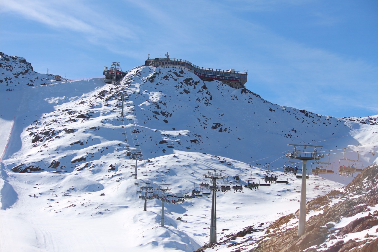 На вершине горы вы видите верхнюю станцию подъемника на высоте 3200 метров и гостиницу, в которой проживают, как правило, горнолыжники, альпинисты и туристы. Представители гоночных лыж там не останавливаются.