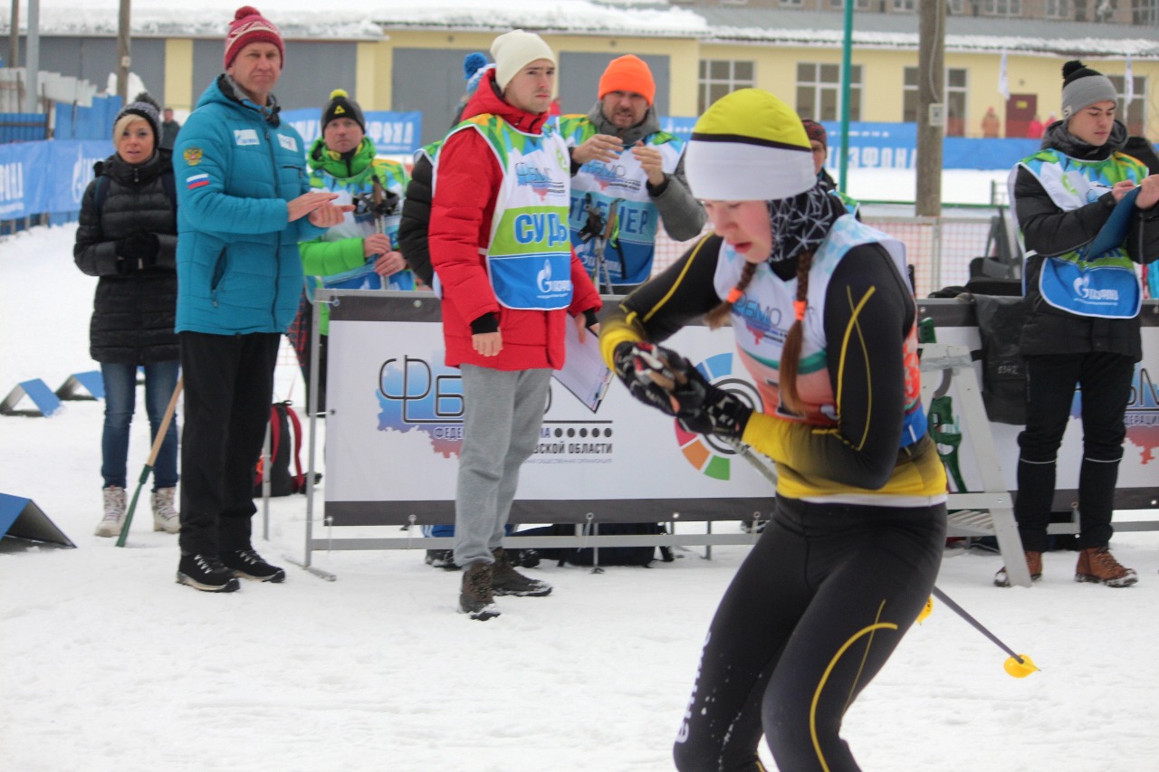 За происходящим на стрельбище внимательно следят судьи на рубеже и Президент областной Федерации биатлона Алексей Нуждов.