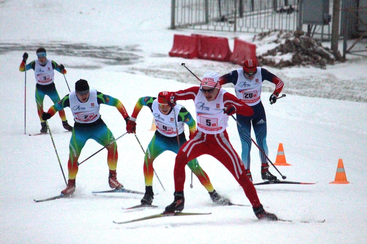 Александр Григорьев уходит в отрыв.