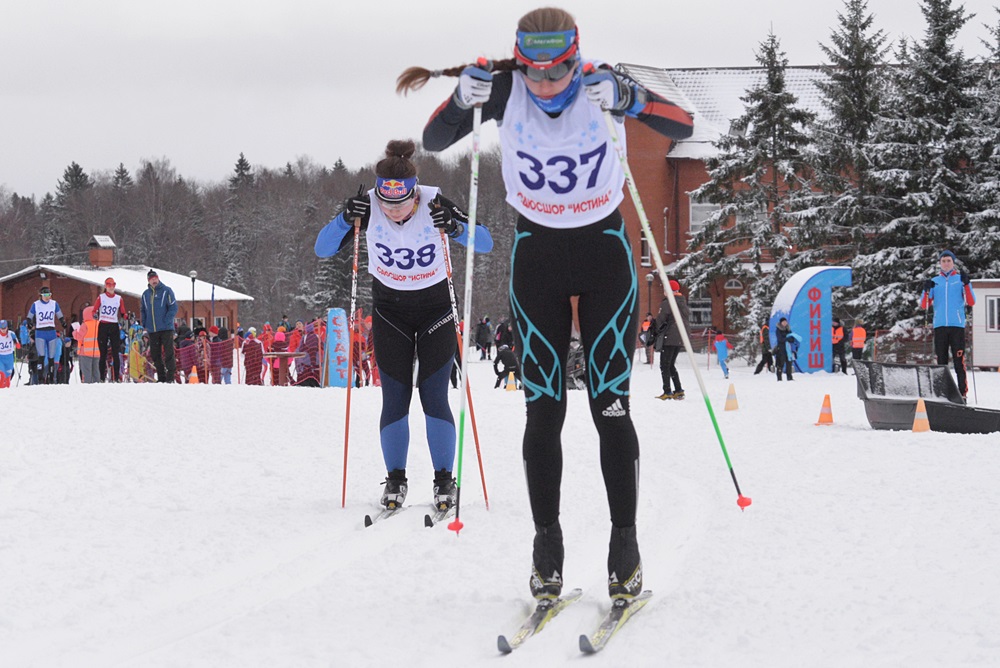 На этой фотгографии на разгоне сильнейшая истинская юниорка Ольга Алексеева (номер 337).