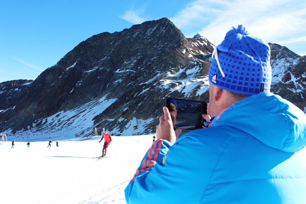 На другом участке тренер успевает перехватить Сергея Устюгова.