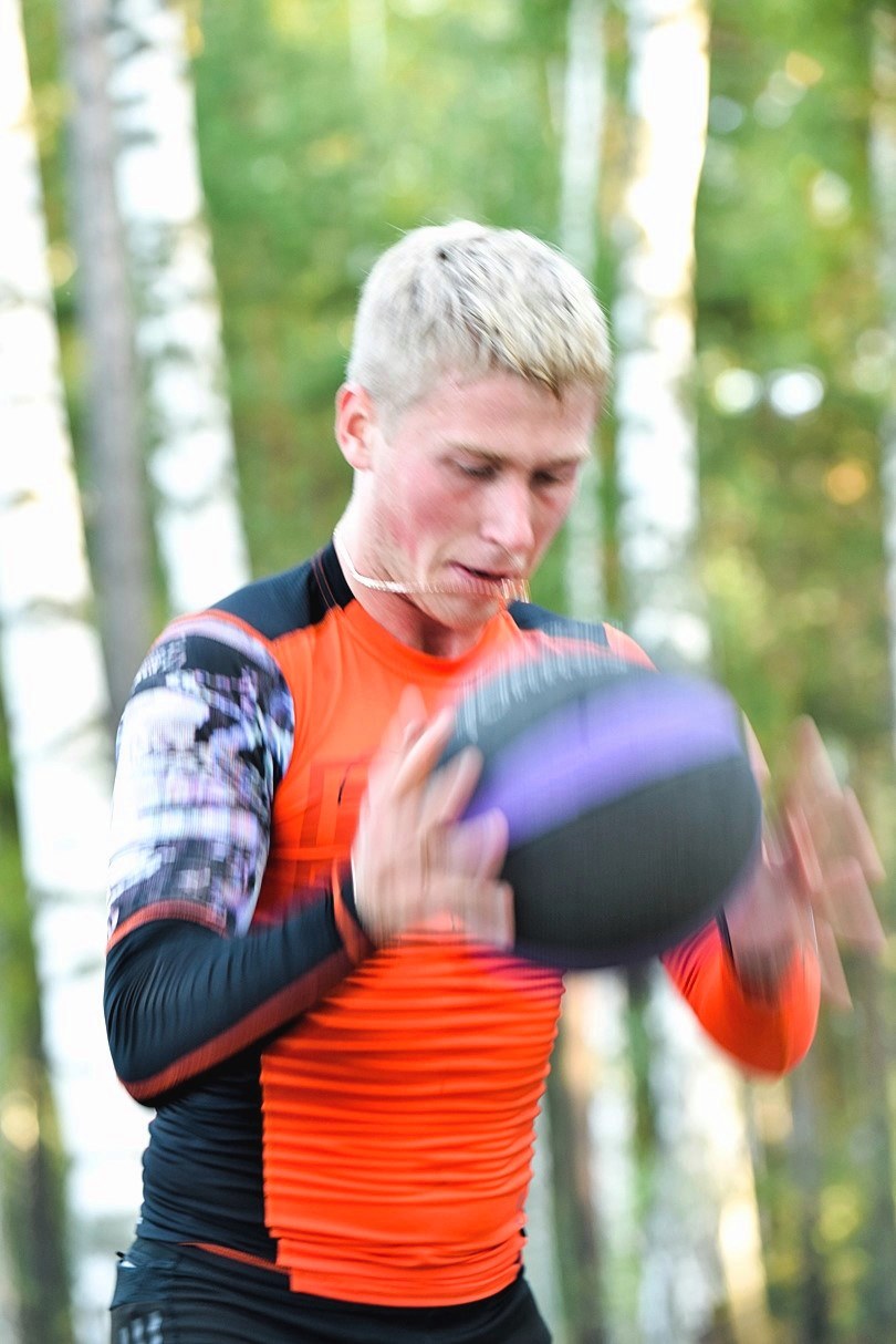 Скоростно-силовую работу с мячом выполняет Сергей Демичев