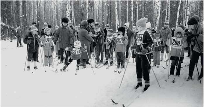 Троицк не раз проводил "Лыжню Росиии". 1985 г. Просека у Октябрьского проспекта, детский масс-старт.