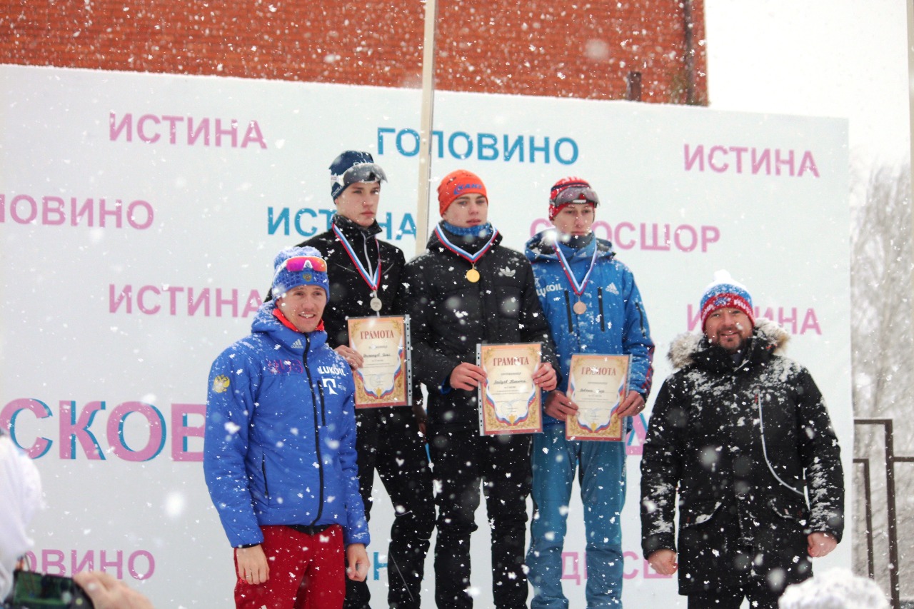 На пьедестале юноши среднего возраста (Победитель - Никита Зайцев, второе место - Илья Долгинцев, третье - Егор Савкин).
