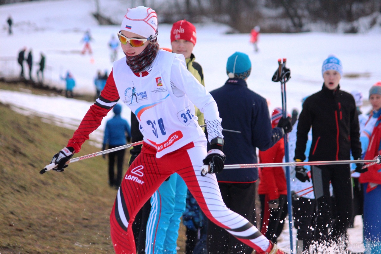 Шатурская лыжница Александра Черня борется за второе место.