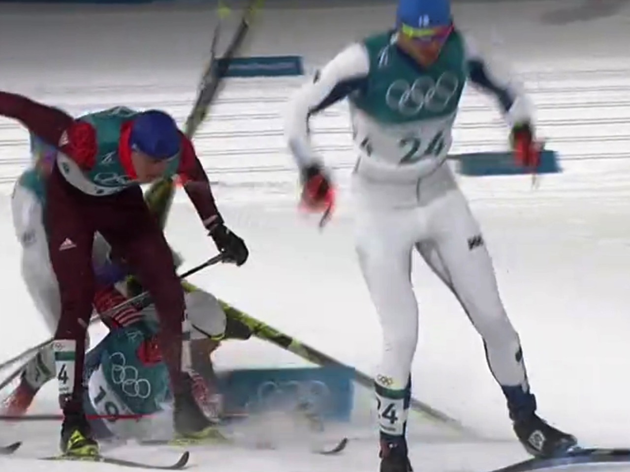 В первые мгновения казалось, что Виценко благополучно выбрался и продолжил гонку...