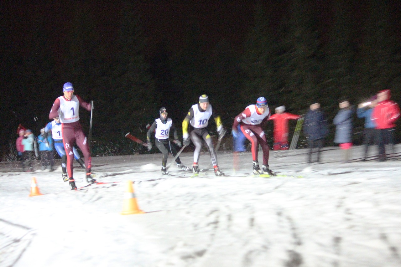 Первый четвертьфинал у мужчин. И в нем принимает участие победитель квалификации Александр Панжинский.