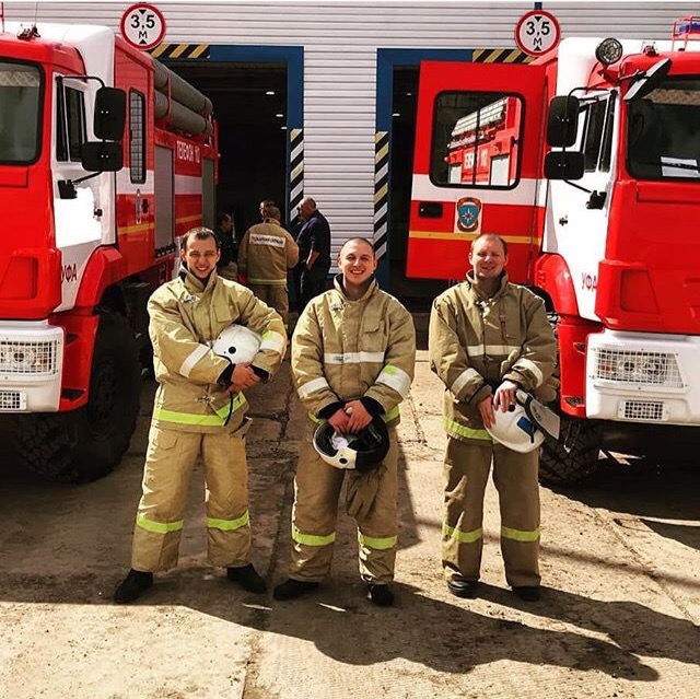 Дмитрий Жарков (в центре) с коллегами-пожарными