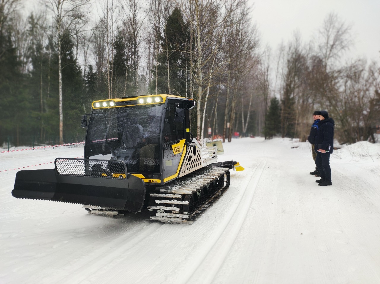 Первые ходовые испытания нового ратрака "SNOW RABBIT 3" в ГАБО. На фото справа: Иван Соловьев (Директор МБУ ФОК "Свобода", Геннадий Фищенко (Президент АНО СОК "ГАБО"). Декабрь 2024 г.