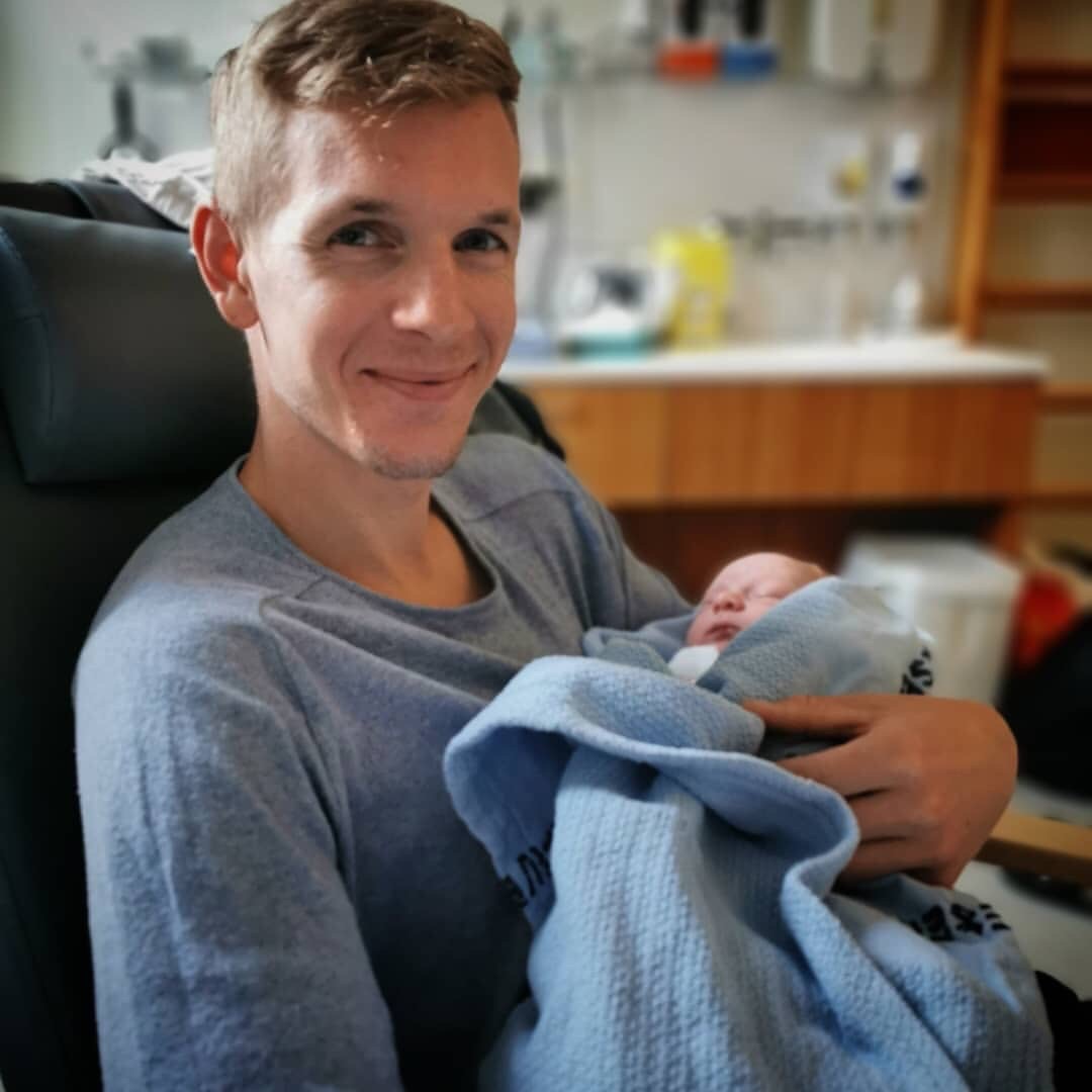 Магнус Крог с новорожденным сыном