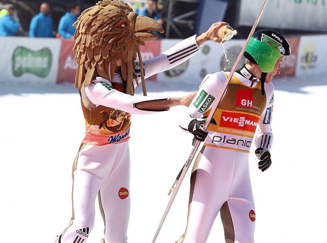 Роберт Краньец поздравляет Петра Превца с победой в общем зачете