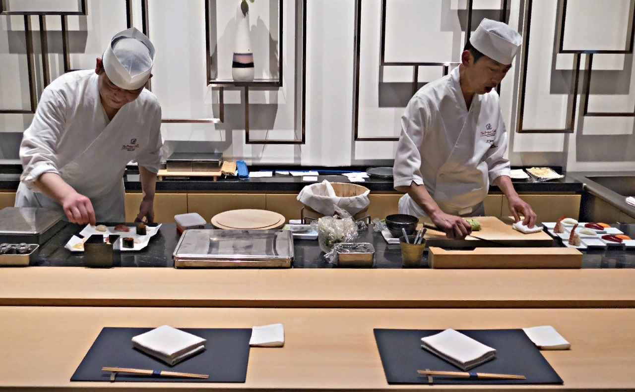 Повара священнодействуют прямо перед посетителями ресторана.