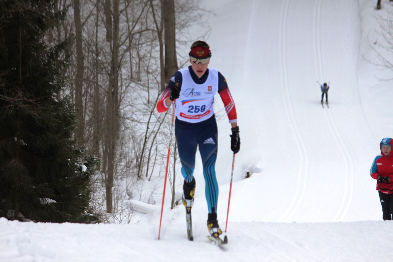 На этой фотгорафии хорошо виден перепад высот. И это только начало подъема, который преодолевае по кореньковской петле истинский лыжник из Щелково Артемий Кучерик.