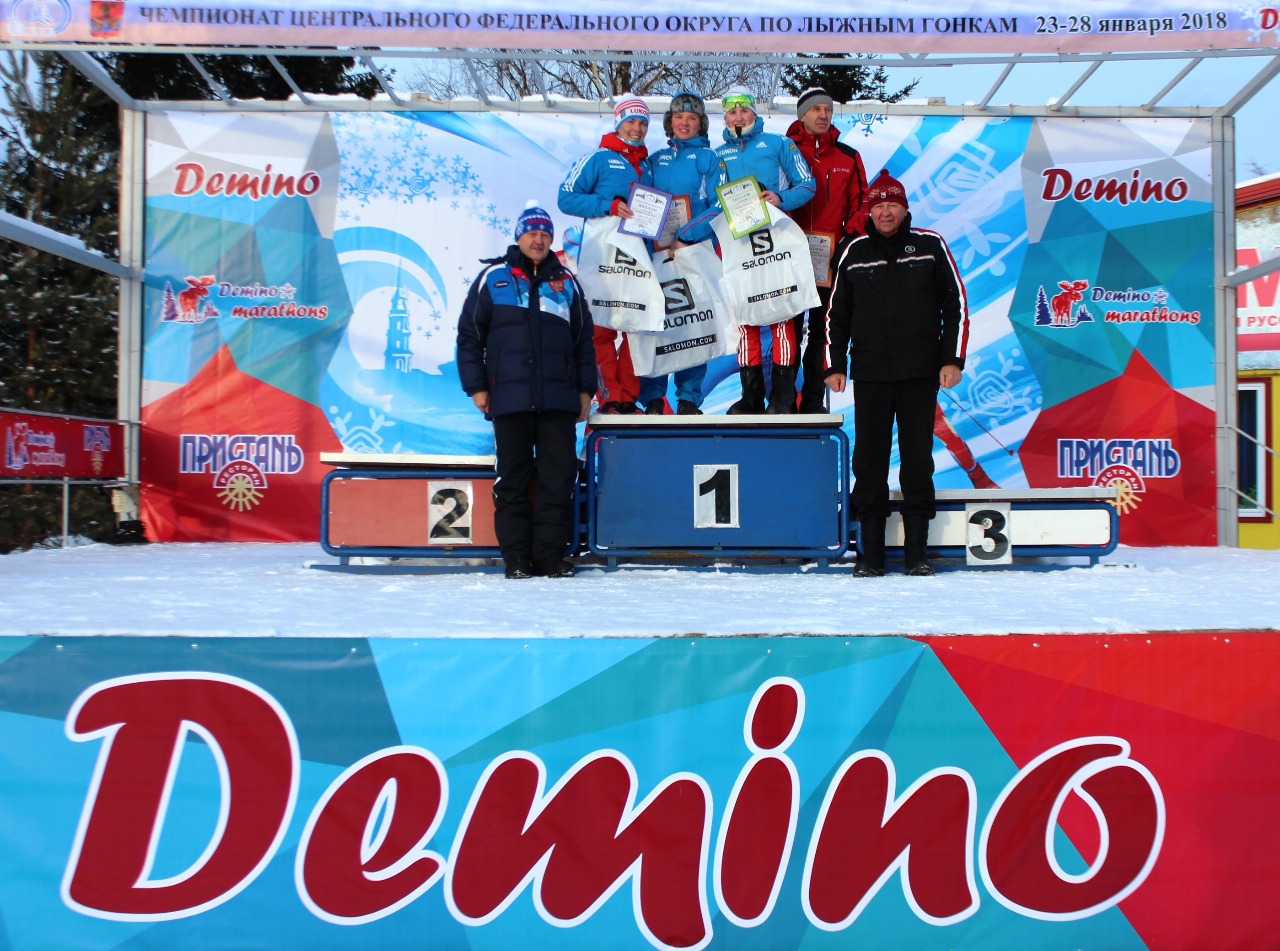 А церемонию награждения победительницы, ее тренера и призеров в этот день провели тех.делегат Виктор Григорьев и президент федерации лыжных гонок Ярославской области Виктор Попов.