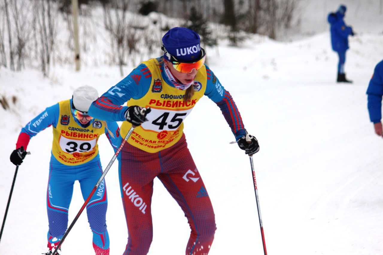 Наталья Смтирнова штурмует финишный "выключатель" и мчится к финишу. На этот момент она еще идет лидером по бегущим перед ней спортсменкам.