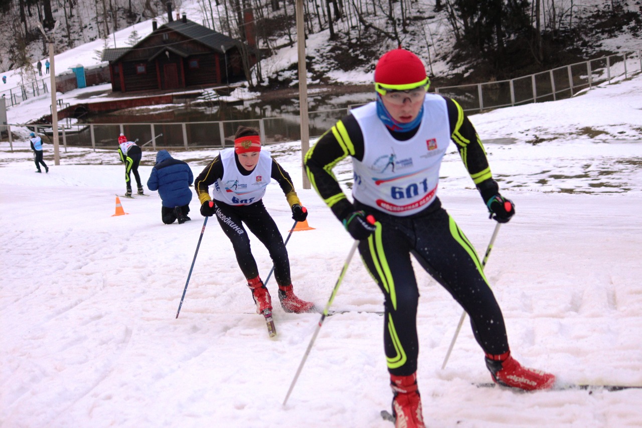 На дистанции юноши среднего возраста.