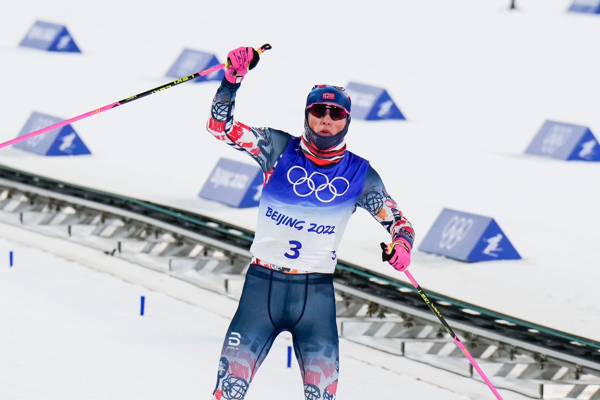 Видео скиатлона сегодня мужчины. Норвежский лыжник Йоханнес Клэбо. Большунов скиатлон. Лыжные гонки лыжники Большунов Клэбо.