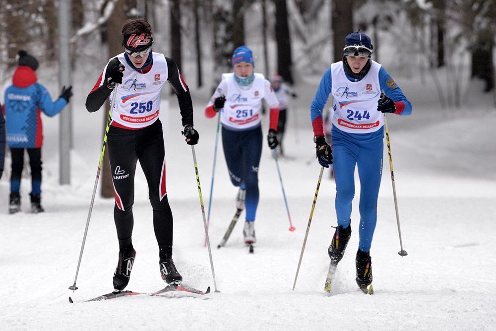 Посмотрите, насколько все трое по-разному преодолевают подъем...
